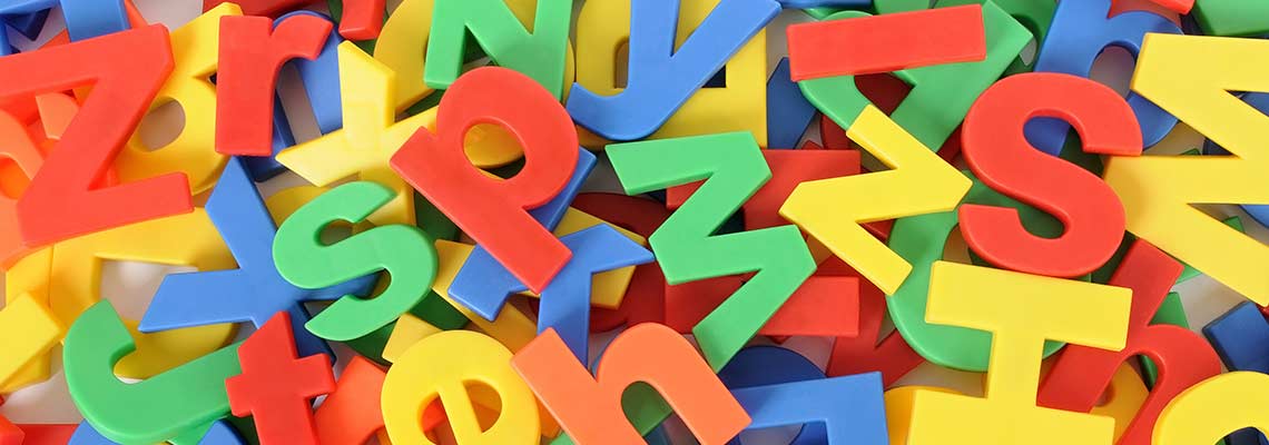 Bunte Buchstaben in einem Haufen