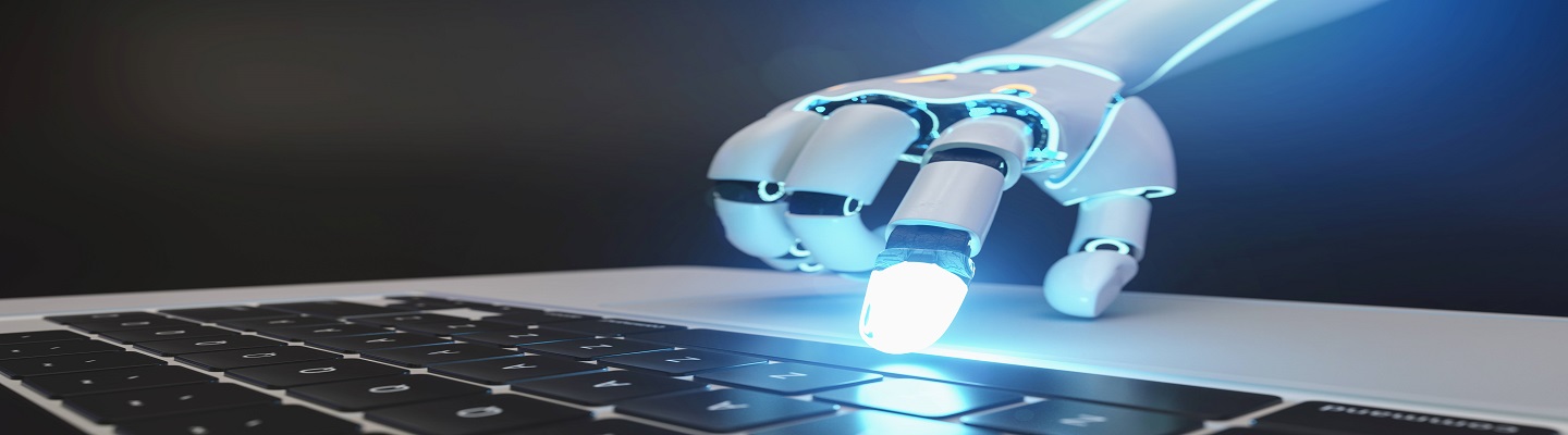 Eine Roboterhand hält den Finger auf ein Laptop