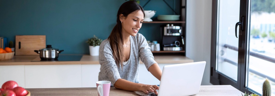 Junge Frau arbeitet an einem Laptop