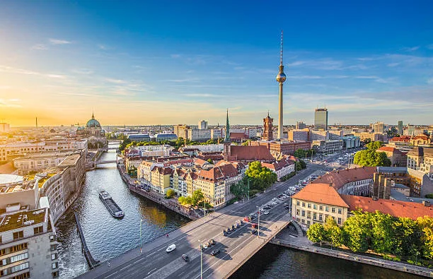 Blick über Berlin mit Fernsehturm und Spree bei Sonnenuntergang