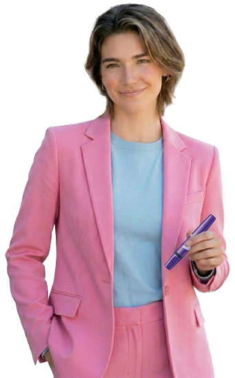 Frau im rosa Anzug lächelt in die Kamera und hält einen Stift in der Hand