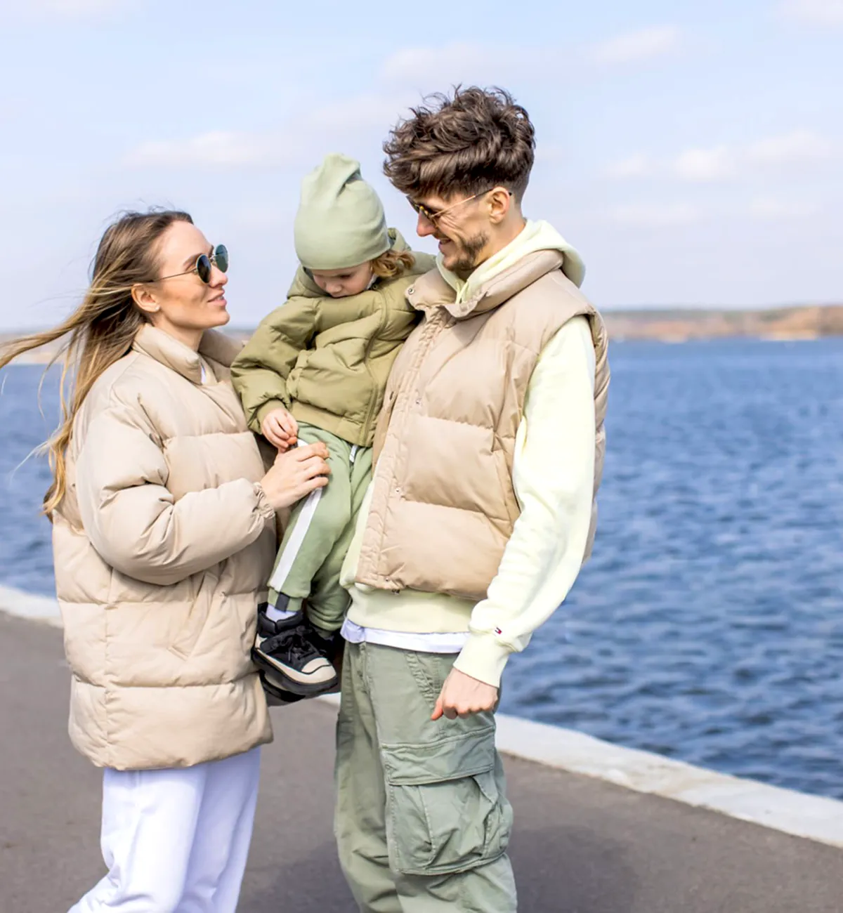 Junge Familie mit Kind am Wasser