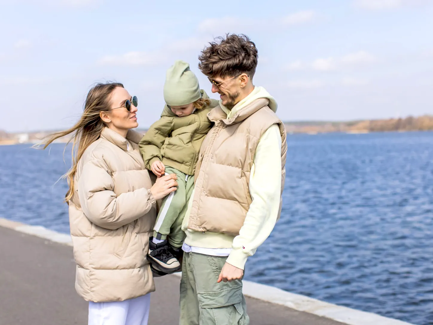 Junge Familie mit Kind am Wasser